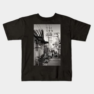 In Beijing's alleyway-under the wire Kids T-Shirt